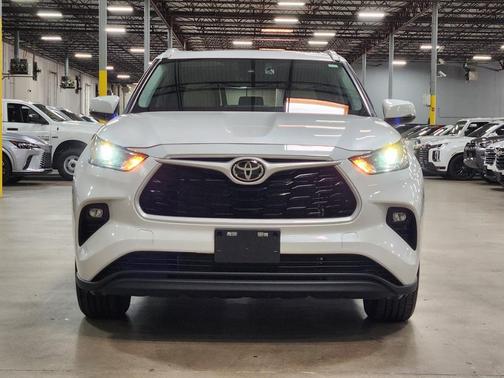 White 2024 Toyota Highlander XLE