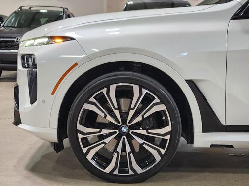 White 2023 BMW X7 xDrive40i