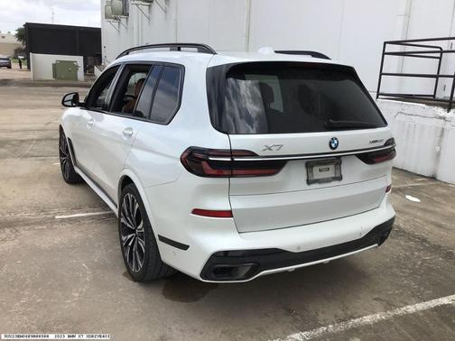 White 2023 BMW X7 xDrive40i