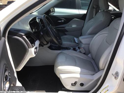 Bright White Clearcoat 2019 Jeep Cherokee Overland