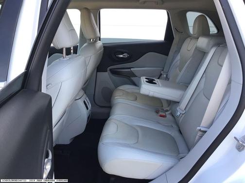Bright White Clearcoat 2019 Jeep Cherokee Overland