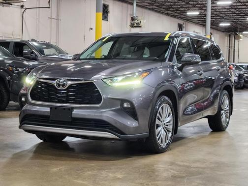 Gray 2022 Toyota Highlander Platinum