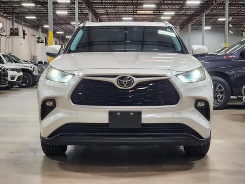 White 2021 Toyota Highlander XLE