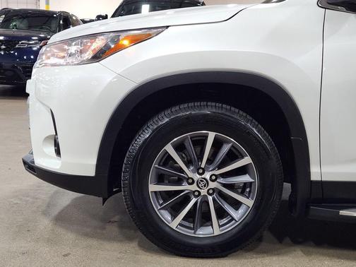White 2019 Toyota Highlander XLE