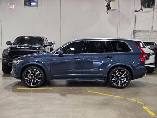 2022 Volvo XC90 T6 Momentum 7 Passenger