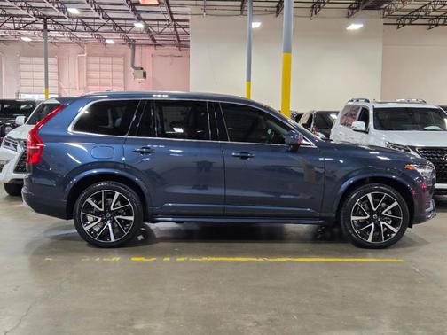 2022 Volvo XC90 T6 Momentum 7 Passenger