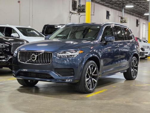 2022 Volvo XC90 T6 Momentum 7 Passenger
