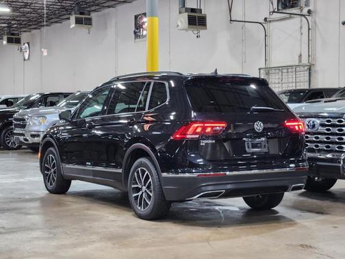 Deep Black Pearl Effect 2021 Volkswagen Tiguan 2.0T SE
