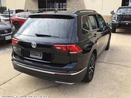 Deep Black Pearl Effect 2021 Volkswagen Tiguan 2.0T SE