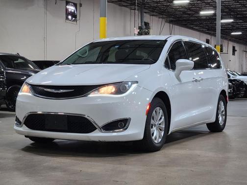 White 2018 Chrysler Pacifica Touring Plus