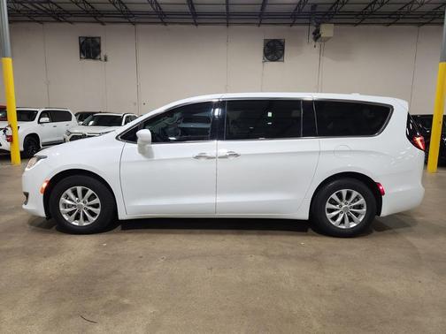 White 2018 Chrysler Pacifica Touring Plus