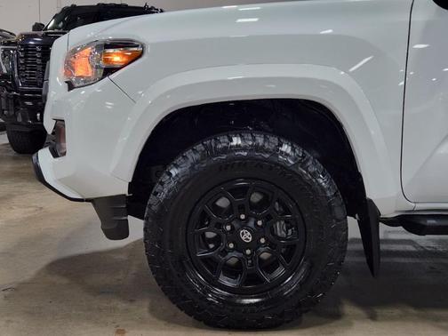 White 2022 Toyota Tacoma SR5