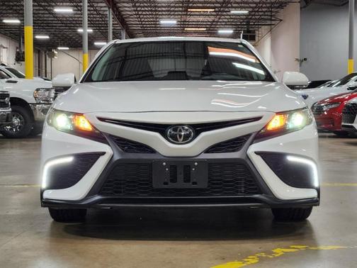 White 2022 Toyota Camry SE