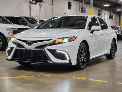 White 2022 Toyota Camry SE