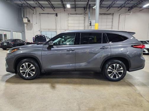 Gray 2021 Toyota Highlander XLE