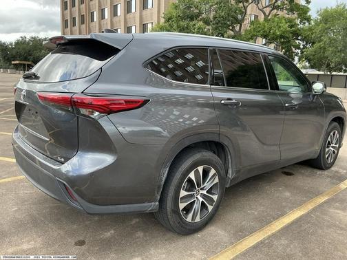 Gray 2021 Toyota Highlander XLE