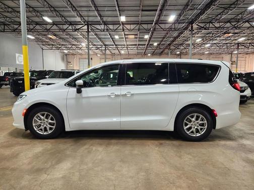 2023 Chrysler Pacifica Touring-L