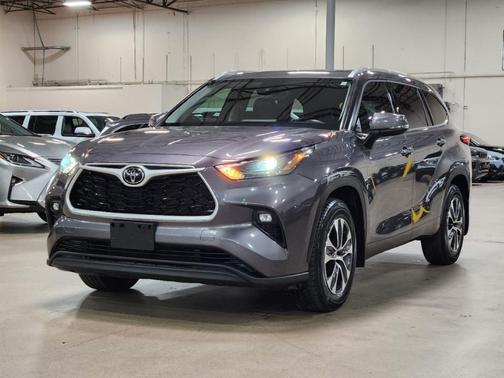 Gray 2022 Toyota Highlander XLE