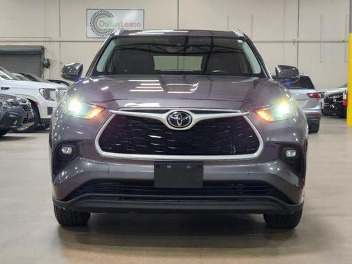 Gray 2022 Toyota Highlander XLE