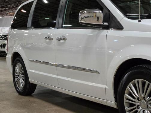 2014 Chrysler Town & Country Touring-L