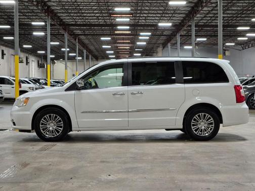 2014 Chrysler Town & Country Touring-L