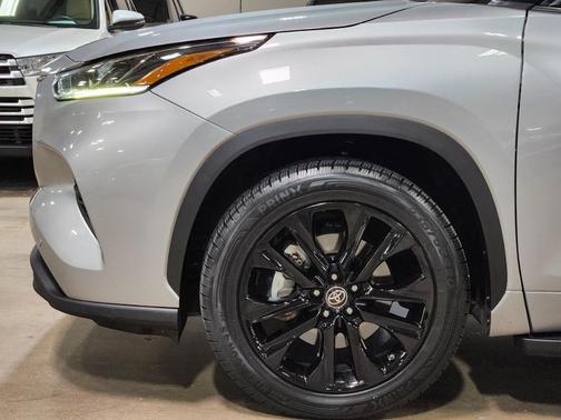 Silver 2022 Toyota Highlander Hybrid Limited