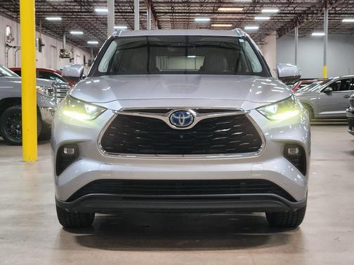 Silver 2022 Toyota Highlander Hybrid Limited