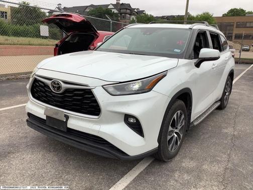 White 2022 Toyota Highlander XLE