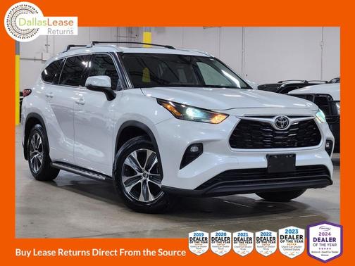 White 2022 Toyota Highlander XLE