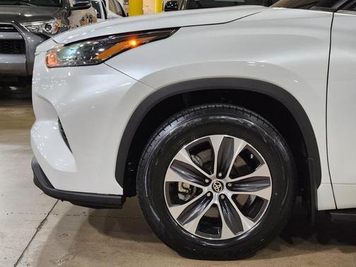 White 2022 Toyota Highlander XLE
