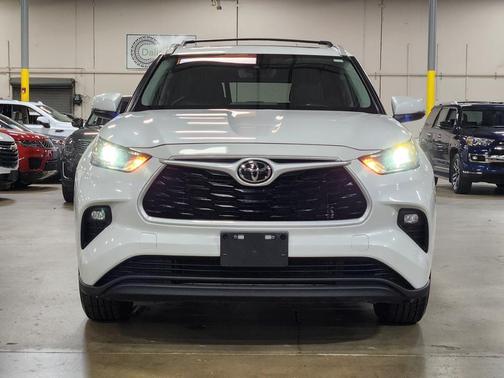 White 2022 Toyota Highlander XLE