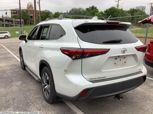 White 2022 Toyota Highlander XLE