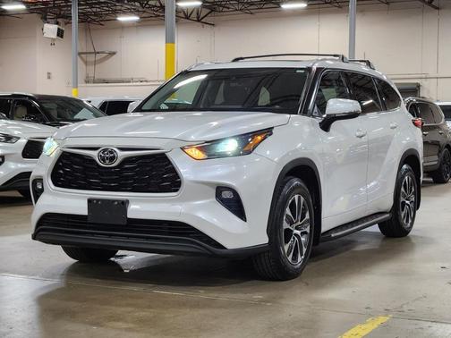 White 2022 Toyota Highlander XLE