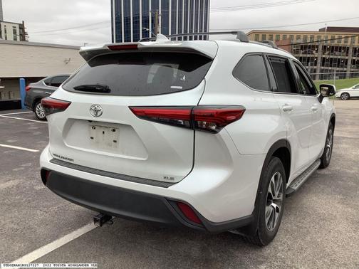 White 2022 Toyota Highlander XLE