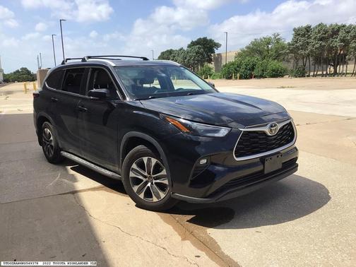 Black 2022 Toyota Highlander XLE