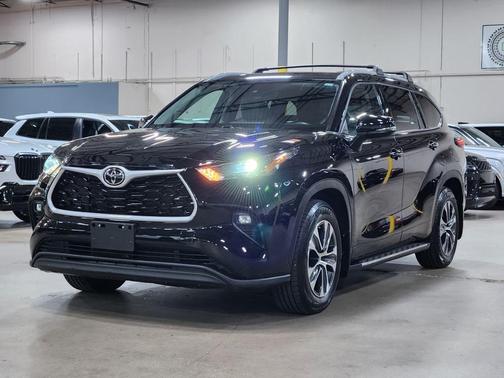 Black 2022 Toyota Highlander XLE