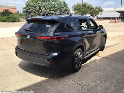 Black 2022 Toyota Highlander XLE