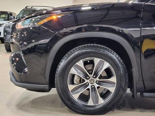 Black 2022 Toyota Highlander XLE