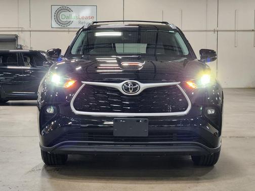 Black 2022 Toyota Highlander XLE