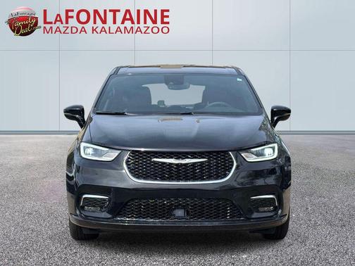 Diamond Black Crystal Pearlcoat 2025 Chrysler Pacifica L