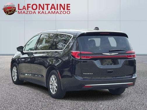 Diamond Black Crystal Pearlcoat 2025 Chrysler Pacifica L