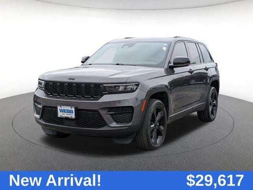 Baltic Gray Metallic Clearcoat 2023 Jeep Grand Cherokee Altitude