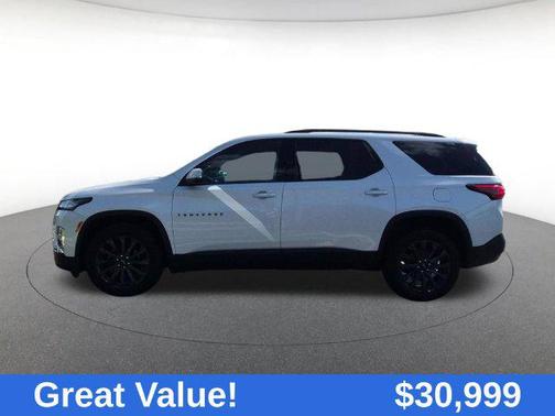 Iridescent Pearl Tricoat 2023 Chevrolet Traverse RS