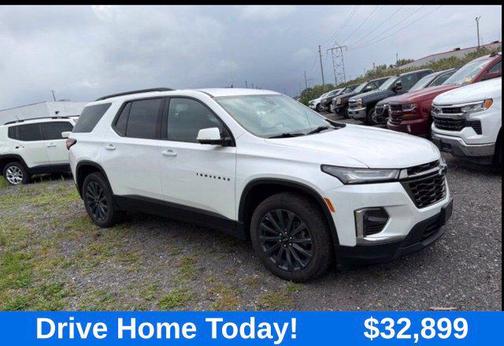 Iridescent Pearl Tricoat 2023 Chevrolet Traverse RS