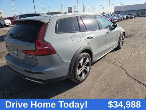 2025 Volvo V60 Cross Country Plus, B5 AWD Gas (mild hybrid)