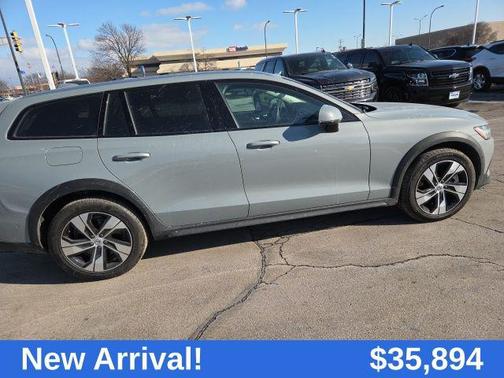2025 Volvo V60 Cross Country Plus, B5 AWD Gas (mild hybrid)
