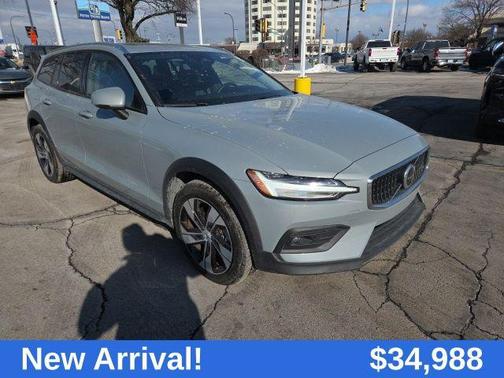 2025 Volvo V60 Cross Country Plus, B5 AWD Gas (mild hybrid)