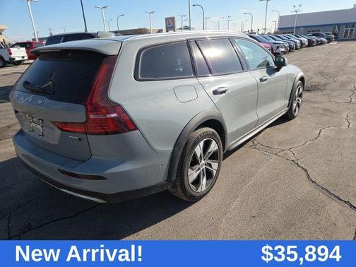 2025 Volvo V60 Cross Country Plus, B5 AWD Gas (mild hybrid)
