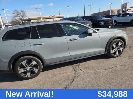 2025 Volvo V60 Cross Country Plus, B5 AWD Gas (mild hybrid)