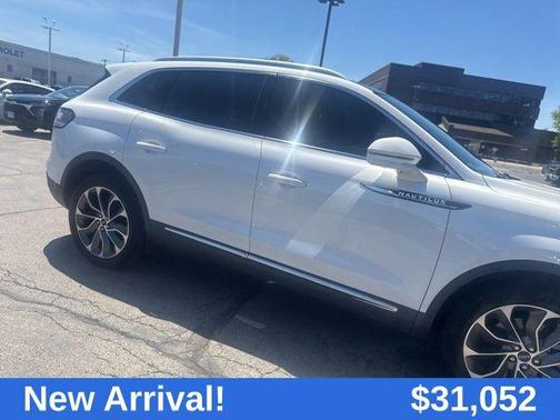 Pristine White Metallic Tri-Coat 2022 Lincoln Nautilus Reserve